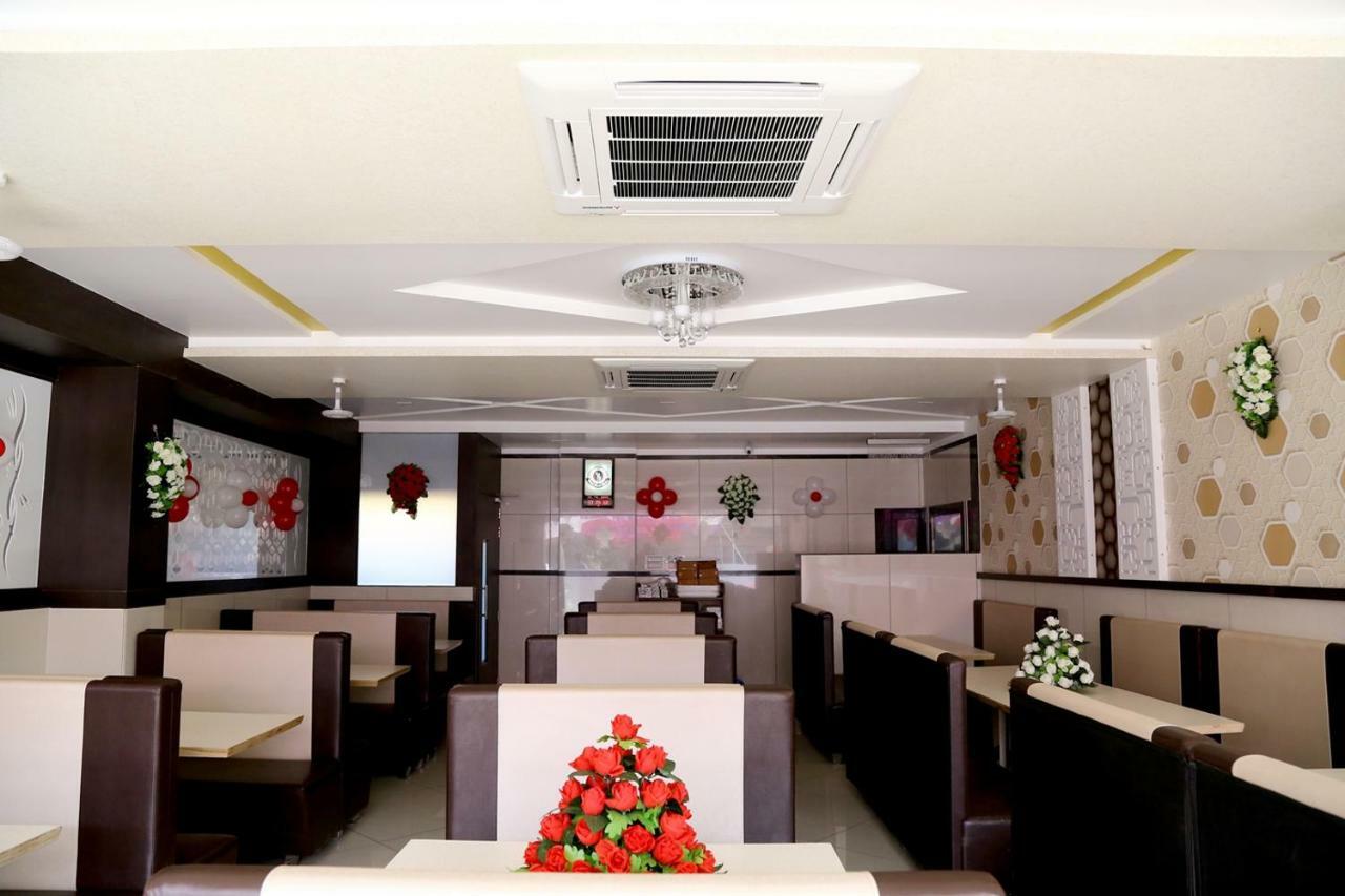 Hotel Shahi Darbar Navsari Eksteriør bilde